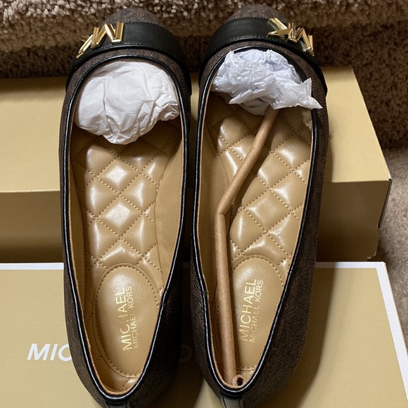 New MK Jilly Round Toe Ballet Flats shoes. Never worn. Comes with original box - Picture 6 of 9